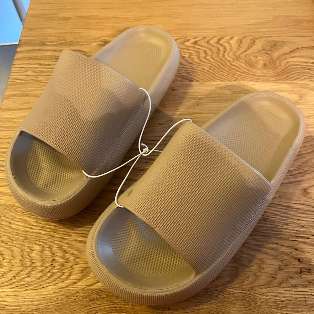 NWT Sootheez sandals size 5.5/6